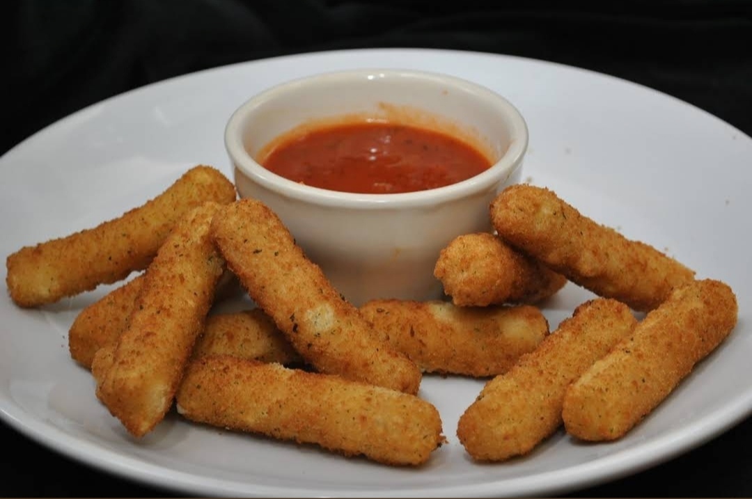 Delicious mozzarella sticks served with marinara sauce